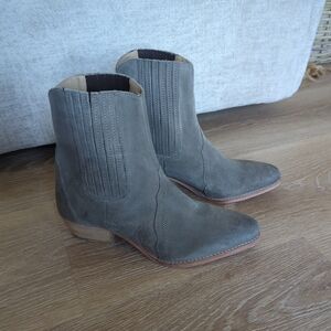 New $168 Free People New Frontier Chelsea Gray Suede Boots Size 38US 8